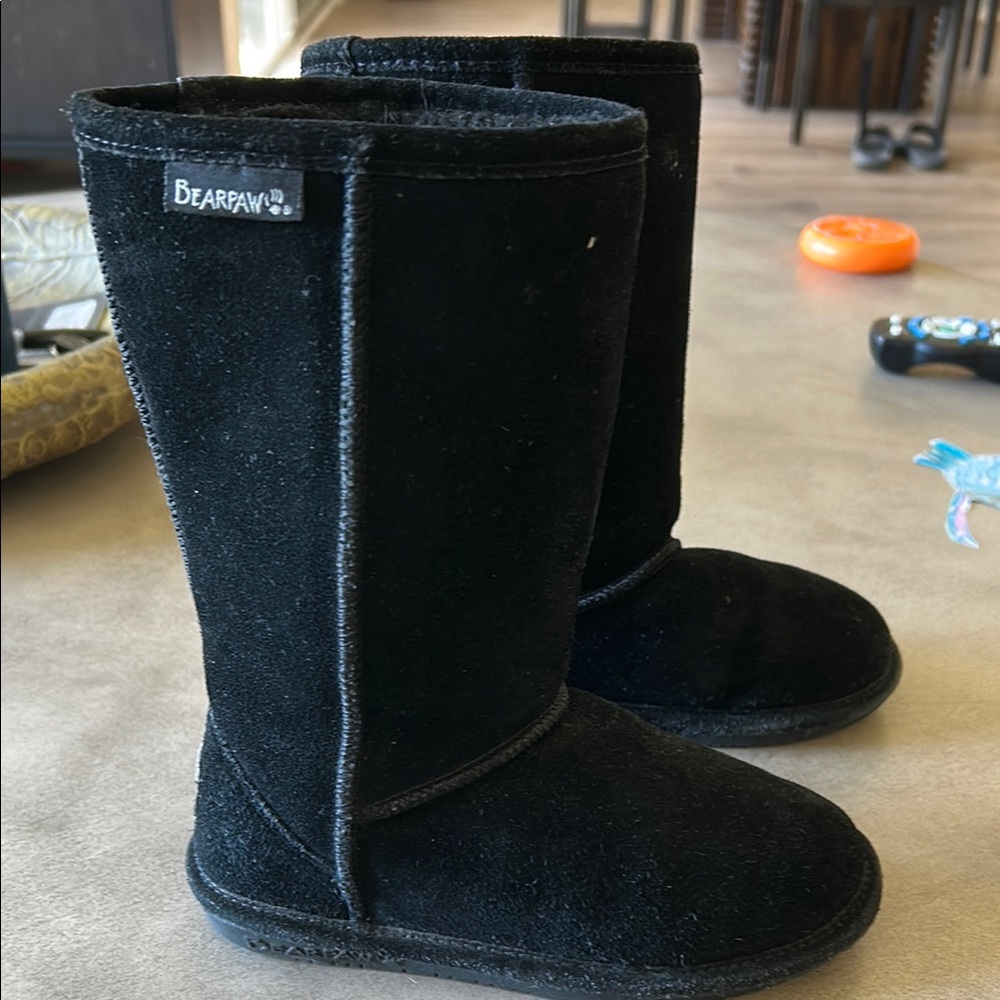 BearPaw Black Winter Boots Cozy Suede Design